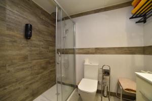 ein Badezimmer mit Toilette und Glasdusche in der Unterkunft Placer, naturaleza y terraza en Canillo Serrera 3 HUT-8207 in Canillo + 24 Fotos