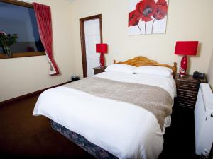 Postel nebo postele na pokoji v ubytování Fort Conan Hotel
