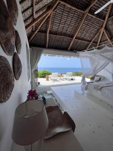 una camera con letto e vista sull'oceano di Mar-Me-Quer, Eco Beach Retreat a Inhambane