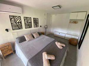 Postel nebo postele na pokoji v ubytování DUPLEX TORREMOLINOS 2 DORM / 2 WC
