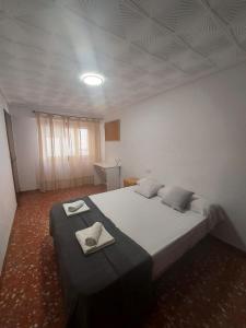 Ein Bett oder Betten in einem Zimmer der Unterkunft Gran apartamento con la playa a 2 kilómetros para familias