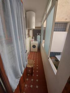 ein kleines Bad mit einem WC und einem Fenster in der Unterkunft Gran apartamento con la playa a 2 kilómetros para familias in San Juan de Alicante