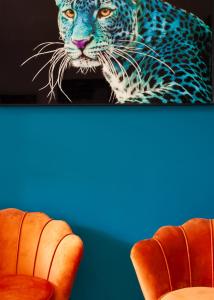 a painting of a jaguar on a wall at Boutique Hotel De Salon in The Hague