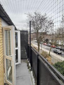 uma varanda aberta com vista para uma rua em Wilmot Close em Londres