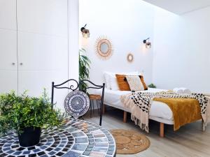 een slaapkamer met een bed en een tapijt bij CASINHA DE FERRAGUDO - Terraço Privado, AC, WiFi, Centro 250m in Ferragudo