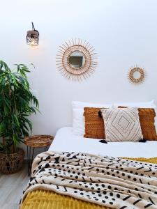 een slaapkamer met een bed en een spiegel aan de muur bij CASINHA DE FERRAGUDO - Terraço Privado, AC, WiFi, Centro 250m in Ferragudo