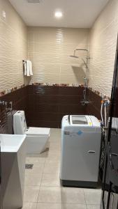 a bathroom with a toilet and a sink at فندق السد الخليجى in Sīdī Ḩamzah