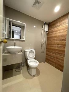 La salle de bains est pourvue de toilettes et d'un lavabo. dans l'établissement Charming 3-Bedroom Country Farm Home Pool ParkSprings Lipa, à Lipa