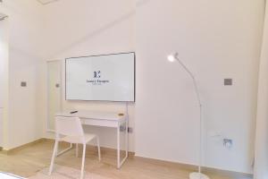 TV a/nebo společenská místnost v ubytování Brand New Studio with View - Azizi Farhad Jaddaf - FAR