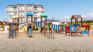 Plac zabaw dla dzieci w obiekcie Apartamenty Sun & Snow BLUE II