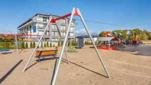 Plac zabaw dla dzieci w obiekcie Apartamenty Sun & Snow BLUE II