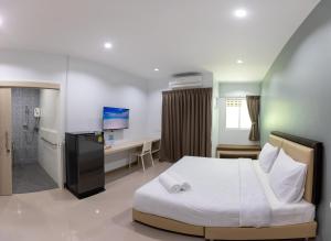Postel nebo postele na pokoji v ubytování Green Hotel Phuket