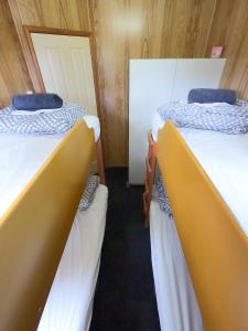 un par de camas en una habitación en BIG4 Ulverstone Holiday Park, en Ulverstone