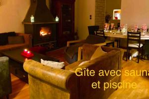 Et opholdsområde på Chez Lilly & Cie 10 à 12 personnes avec sauna et piscine