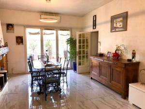 jadalnia ze stołem i krzesłami w pokoju w obiekcie Maison, 2chambres, gde terrasse, prox SNCF, friche et Vieux Port w Marsylii
