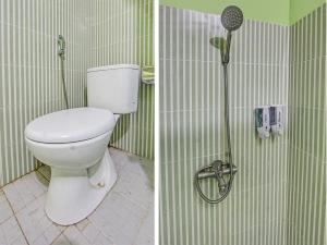 a bathroom with a toilet and a shower at OYO 91830 Hotel Gemilang 2 in Labuan Lombok