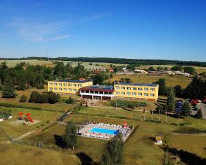 - une vue aérienne sur un grand bâtiment avec une piscine dans l'établissement Panorama Ferien Hotel Harz, à Güntersberge