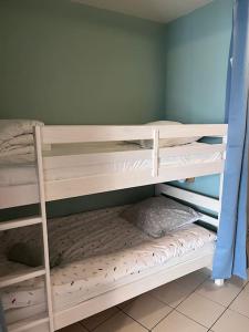 een kamer met 2 stapelbedden in een kamer bij Appartement avec Sauna et Piscine au bord de mer in Plougonvelin