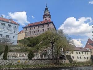 un gran edificio con una torre encima en Penzion Janoušek Motorsport Český Krumlov en Přísečná