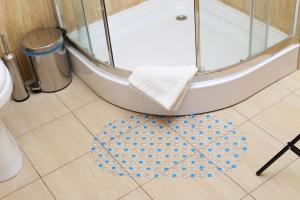 ein Badezimmer mit Dusche und Badewanne in der Unterkunft Liz - готель, сауна, ресторан in Dunaivtsi + 49 Fotos