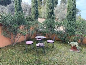 A garden outside Appartement - Le corti di Orciatico