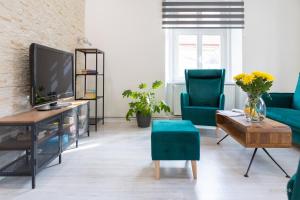 Televízia a/alebo spoločenská miestnosť v ubytovaní Apartament z historią, Klahra MyWeek