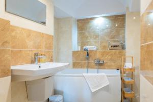 Kúpeľňa v ubytovaní Apartament z historią, Klahra MyWeek