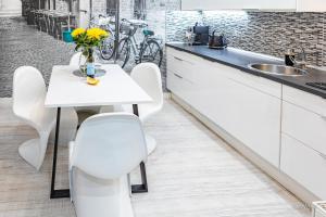 Kuchyňa alebo kuchynka v ubytovaní Apartament z historią, Klahra MyWeek + 30 fotografií