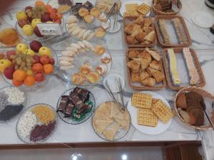 una mesa llena de muchos tipos de alimentos diferentes en Jahongir Premium en Samarcanda