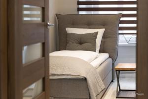 Posteľ alebo postele v izbe v ubytovaní Apartament z historią, Klahra MyWeek