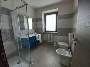 W łazience znajduje się prysznic, toaleta i umywalka. w obiekcie Casa Pajè w mieście Barbaresco
