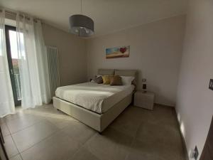 sypialnia z łóżkiem i dużym oknem w obiekcie Casa Pajè w mieście Barbaresco
