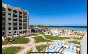 widok na ośrodek z plażą i budynkiem w obiekcie Gravity Joy Apartments Sahl Hasheesh w mieście Hurghada