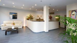 Lobbyn eller receptionsområdet på Apartamentos Dunas de Liencres