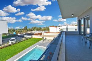 - une vue depuis le balcon d'une maison avec piscine dans l'établissement Villa Leko 2203, à Peroj