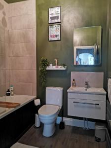 ein Badezimmer mit einem WC, einem Waschbecken und einer Badewanne in der Unterkunft Upmarket 2 bedroom apartment with sea views in Torquay