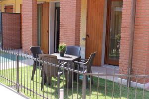 a patio with chairs and a table with a plant on it at Casa di Chiara in Peschiera del Garda +1 photo
