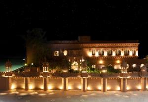 比卡内尔Hotel Sagar Niwas的一座建筑,在晚上有灯