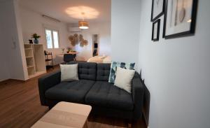 sala de estar con sofá y mesa en Apartamentos Sierra de Las Nieves, en Ronda