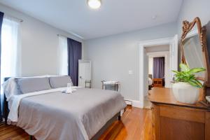 מיטה או מיטות בחדר ב-Boston Queen Bedroom
