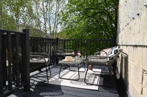 un patio avec des chaises et une table sur une terrasse dans l'établissement Charming Georgian Cottage with Private Sun Terrace, à Bath