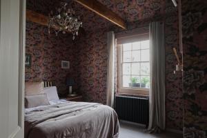 מיטה או מיטות בחדר ב-Charming Georgian Cottage with Private Sun Terrace