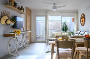 eine Küche und ein Esszimmer mit einem Tisch und einem Fahrrad in der Unterkunft La Isleña House - Near the beach, Air-Con, Fast Wifi and SAT tv By Lanzarote Vacation Homes in Playa Blanca