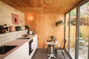 cocina con mesa y sillas en una habitación en Suite Vivien Durand - Cœur de ville historique, en Burdeos