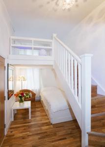 倫敦的住宿－Horangee Pocha，白色的楼梯,配有沙发和桌子