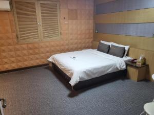 Postel nebo postele na pokoji v ubytování Sharp Hotel Jeonju