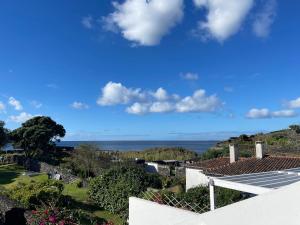 a view of the ocean from a house at Casa O Refúgio in Lagoa