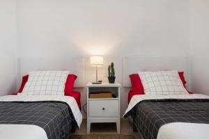 dwa łóżka siedzące obok siebie w pokoju w obiekcie Apartamento La Estrella I w mieście Playa Honda