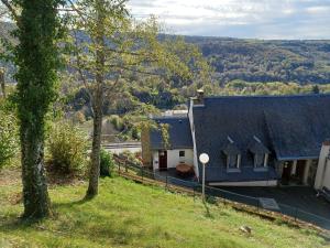 una vista aérea de una casa en el campo en Maison avec 2 chambres est un Gîte Brugière et maison une chambre est une chambre d'hôtes, en Murat-le-Quaire