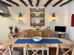a dining room with a wooden table and chairs at Casa O Refúgio in Lagoa